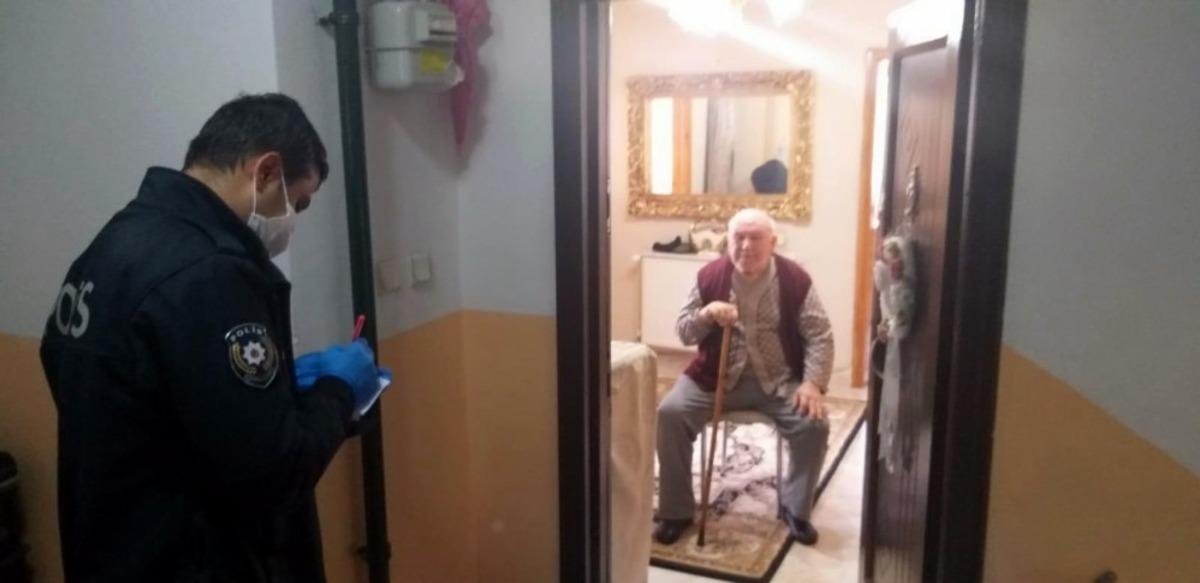 Sakarya&rsquo;da evden &ccedil;ıkmaması istenen vatandaşın ihtiya&ccedil;larını polis karşılıyor