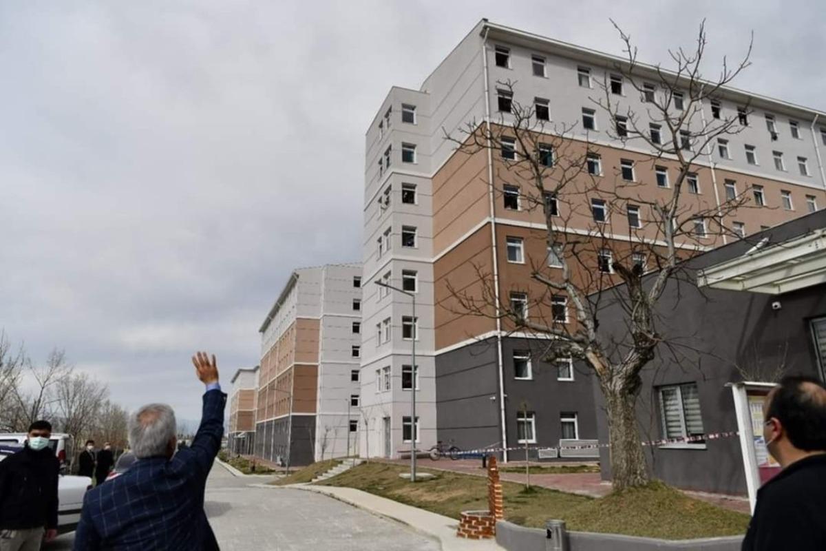 Isparta Valisi&rsquo;nden KYK yurdunda kalan misafirlere moral ziyareti