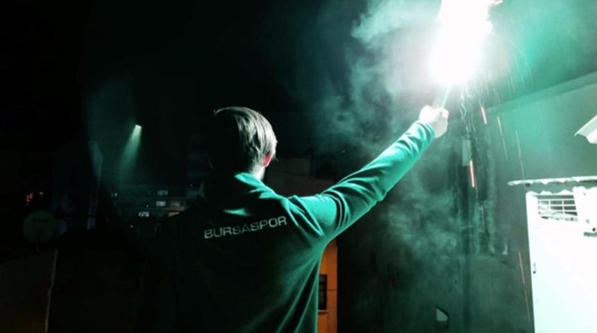 Bursaspor taraftarları, sağlık &ccedil;alışanlarına meşaleli destek verdi!