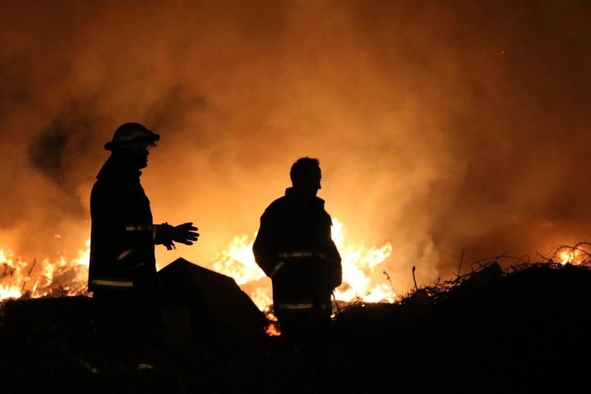 Antalya&rsquo;da &ccedil;&ouml;pl&uuml;k alan yangını korkuttu