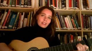 Nil Karaibrahimgil'den koronavirüs ve karantina şarkısı: Annemi, babamı, arkadaşlarımı özlüyorum