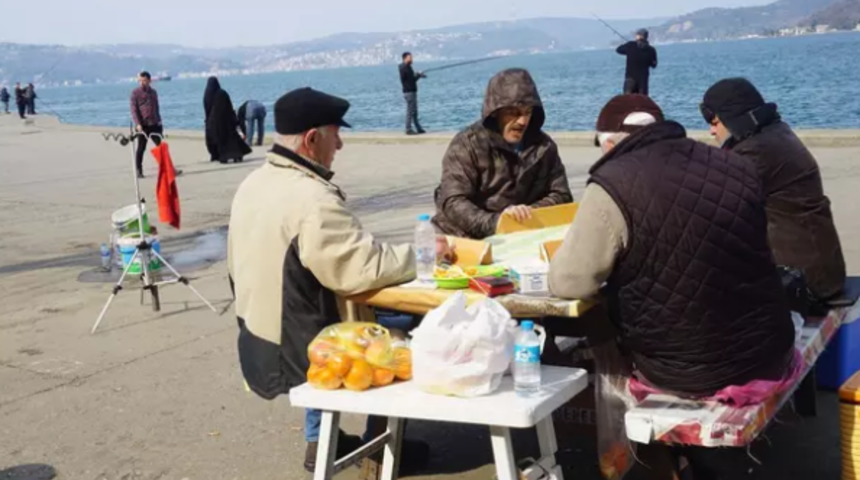 Sarıyer'de pes dedirten görüntü: Masa kurup okey oynadılar