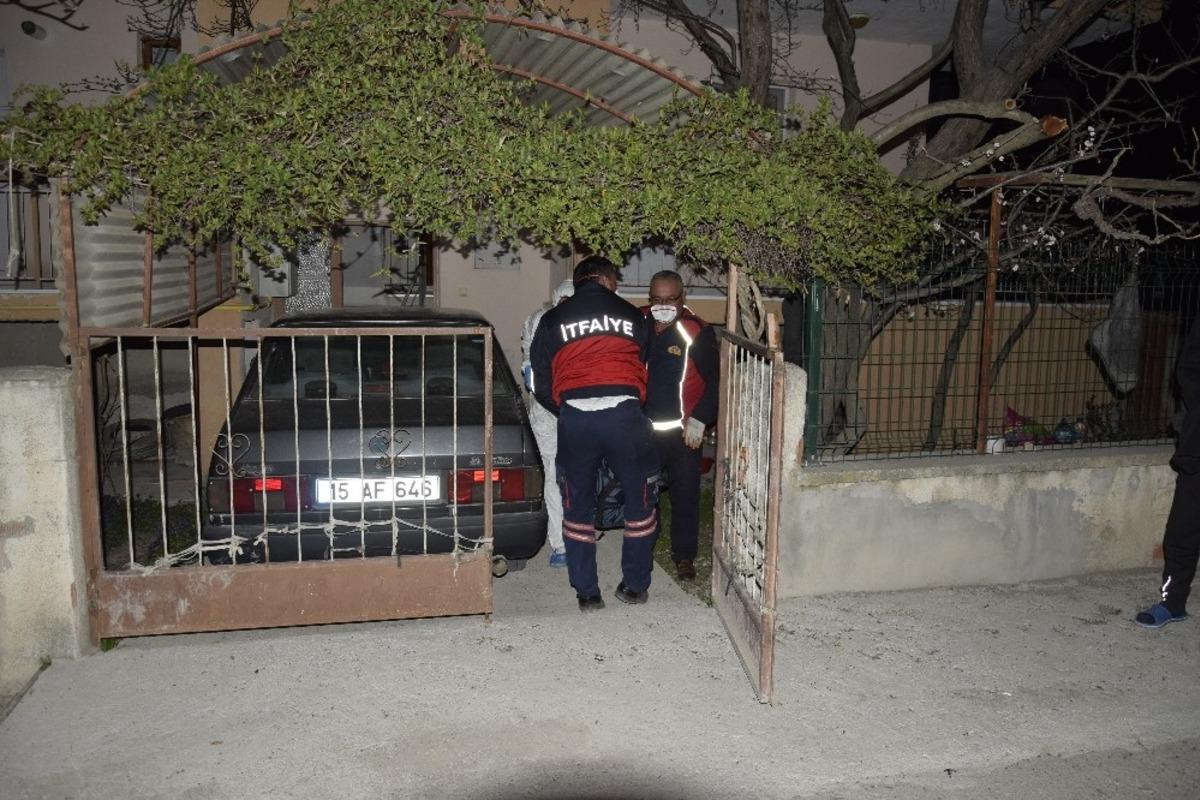 Komşuları iki g&uuml;nd&uuml;r k&ouml;peklerini dolaştırmadığını fark edince &ouml;ld&uuml;ğ&uuml; ortaya &ccedil;ıktı