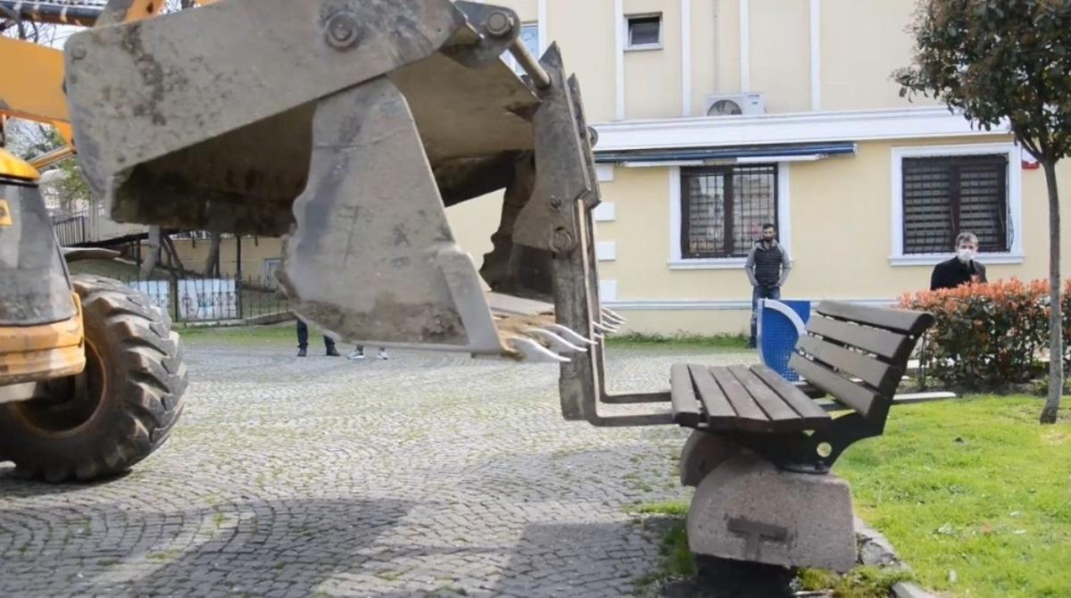 Vatandaş yasak dinlemedi, belediye bankları kep&ccedil;eyle topladı