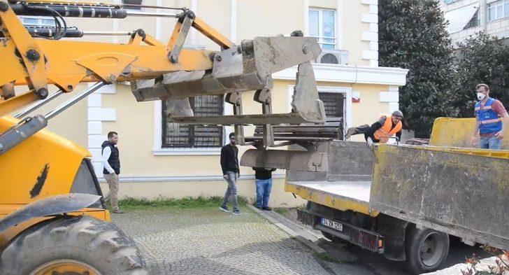 Vatandaş yasak dinlemedi, belediye bankları kepçeyle topladı G2