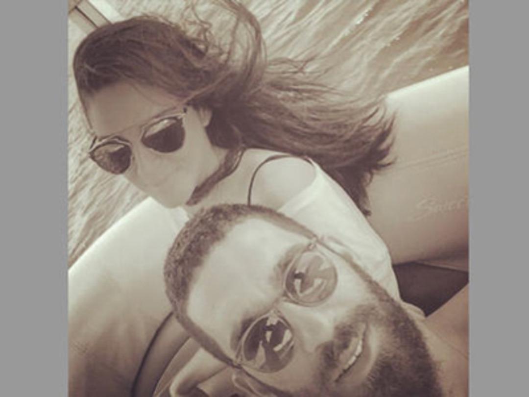 Aslıhan Doğan aşkını kumlara yazdı