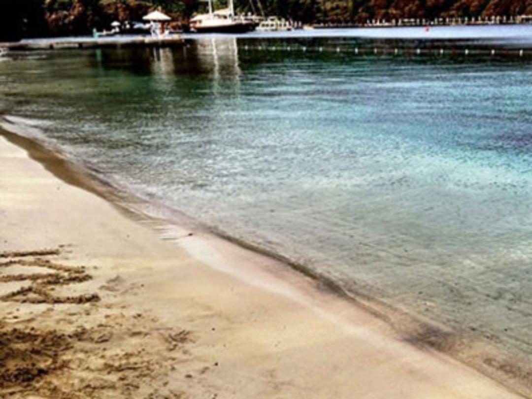 Burcu Esmersoy takipte, Arda Turan firarda!