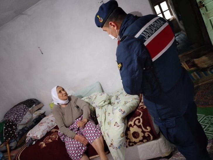 Kaş’ta jandarmadan evden çıkamayan yaşlılara destek G2