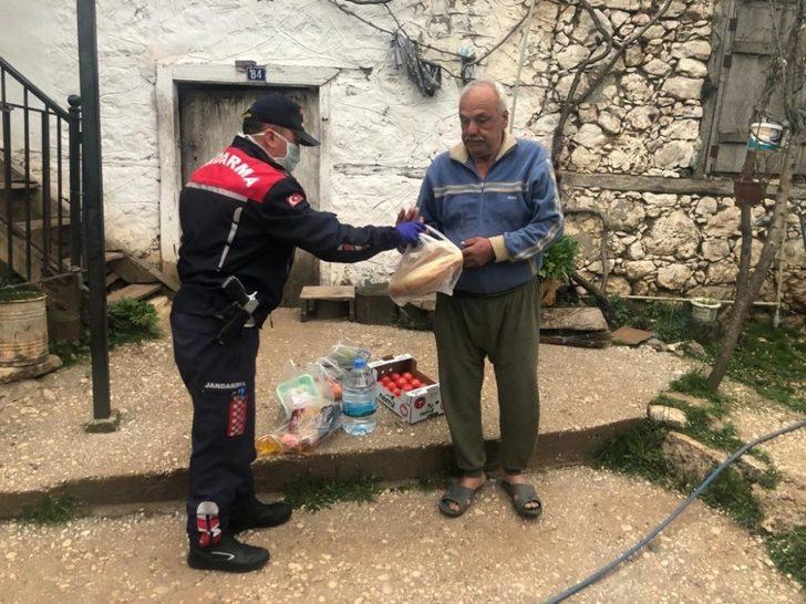 Kaş’ta jandarmadan evden çıkamayan yaşlılara destek G3