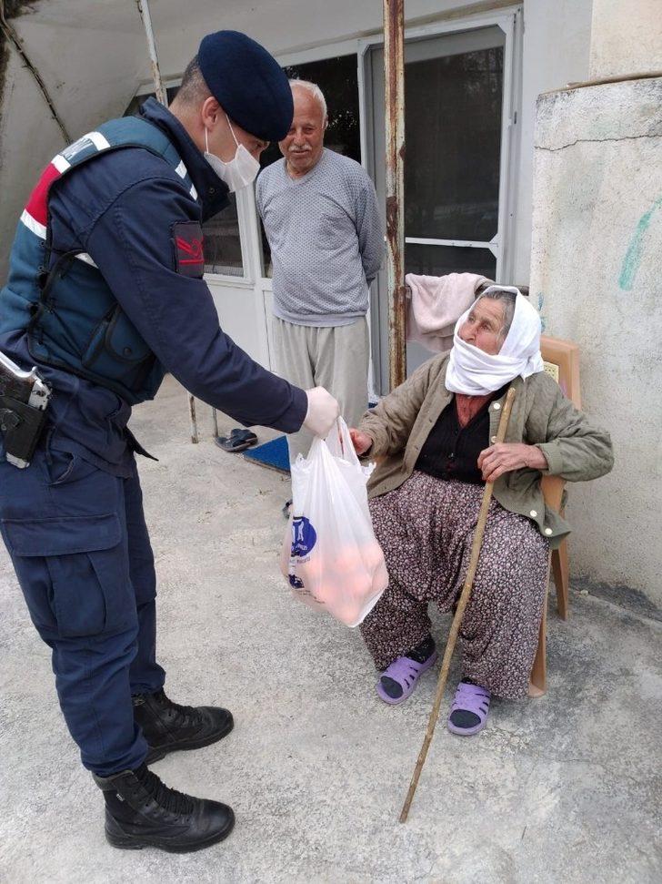 Kaş’ta jandarmadan evden çıkamayan yaşlılara destek G4