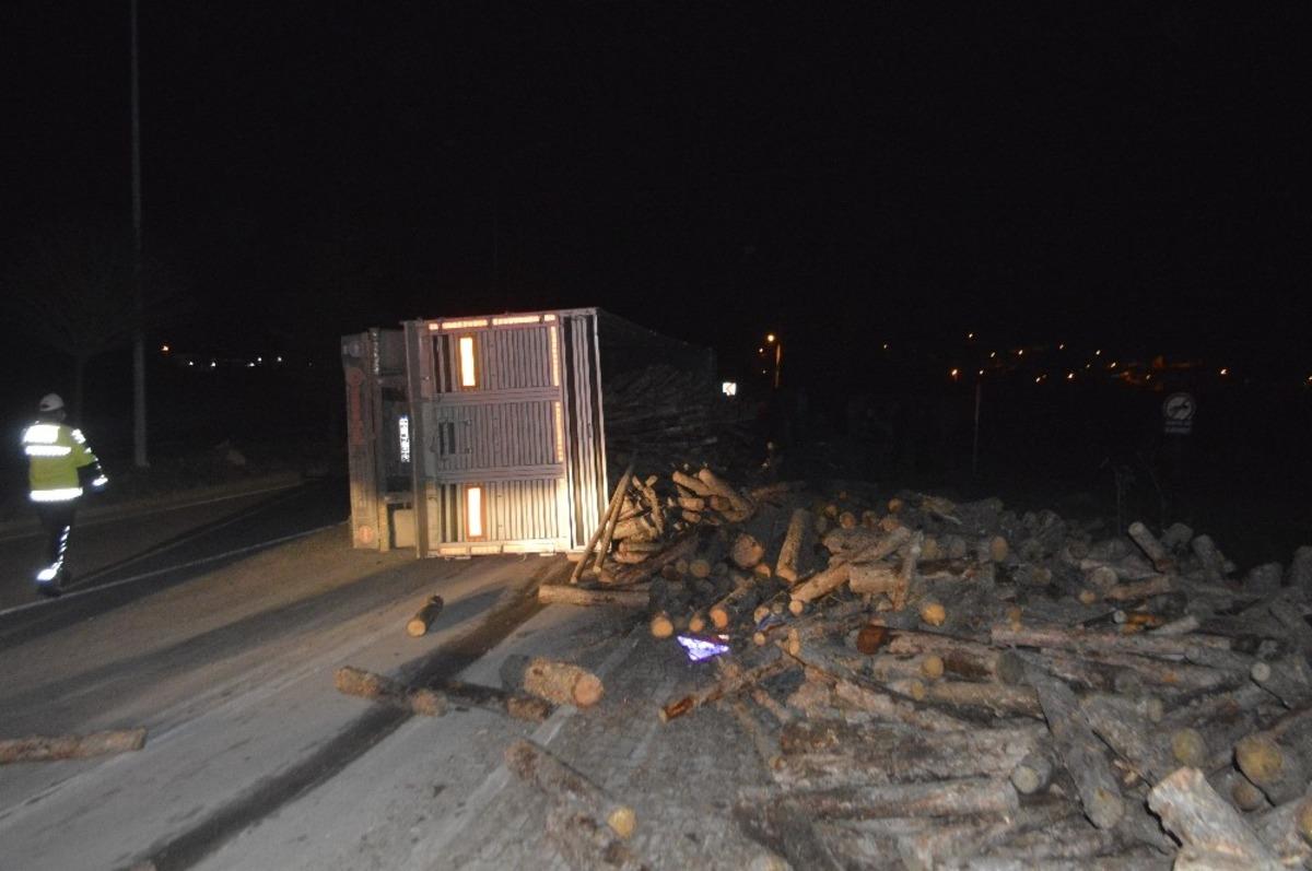 Devrilen kamyondan yara almadan kurtuldu