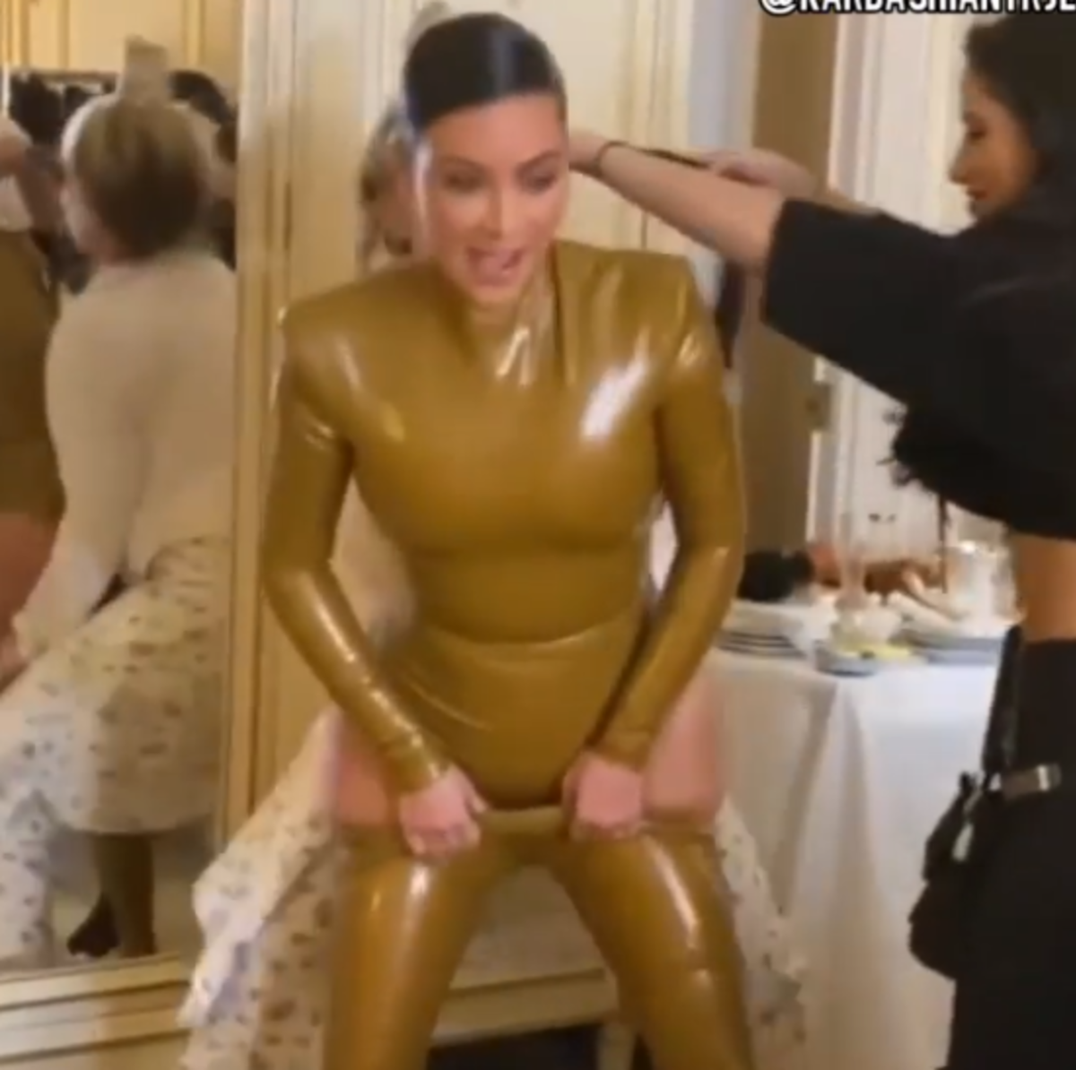 Kim Kardashian latex tulumu giyerken &ccedil;ok zorlanmış! 'Bir daha asla kondom giymeyeceğim'
