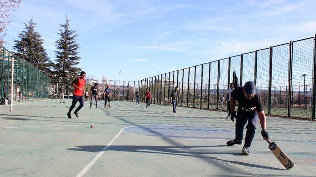 Yabancı öğrenciler korona tatilini kriket oynayarak geçiriyor