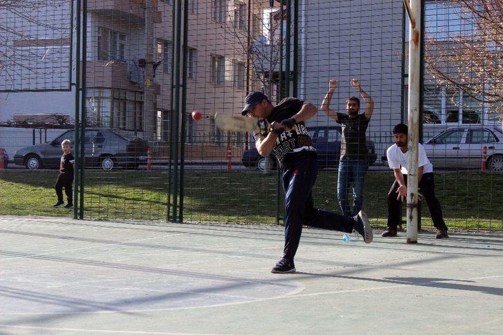 Yabancı öğrenciler korona tatilini kriket oynayarak geçiriyor G2