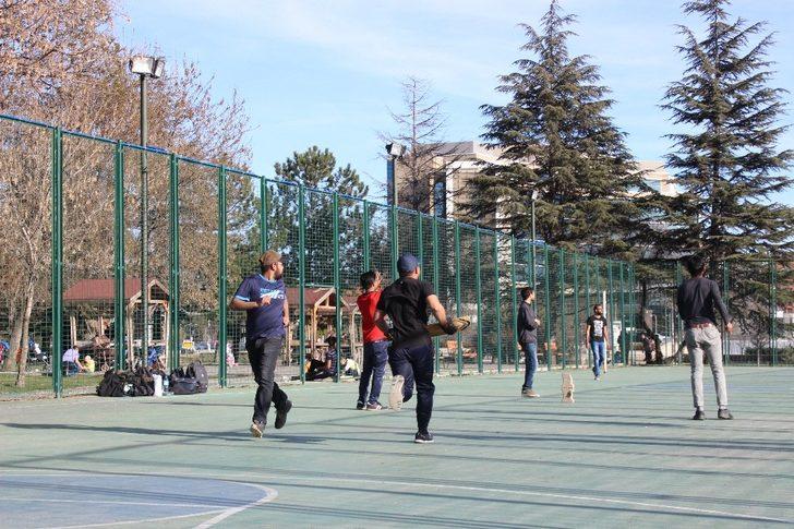 Yabancı öğrenciler korona tatilini kriket oynayarak geçiriyor G3