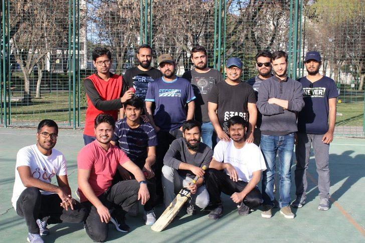 Yabancı öğrenciler korona tatilini kriket oynayarak geçiriyor G4