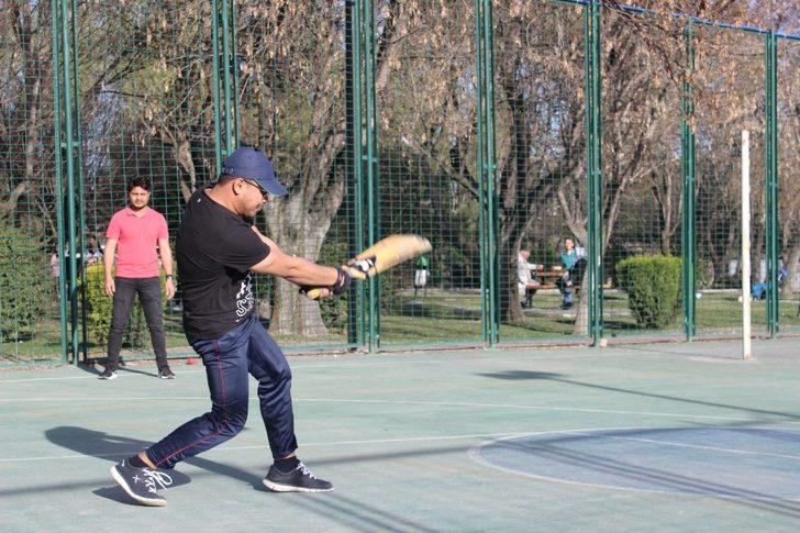 Yabancı öğrenciler korona tatilini kriket oynayarak geçiriyor G5