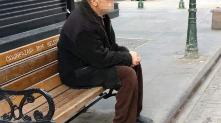 Ne yasağı umursadı, ne koronavir&uuml;s uyarılarını! Yaşlı vatandaşın &lsquo;bank&rsquo; keyfi