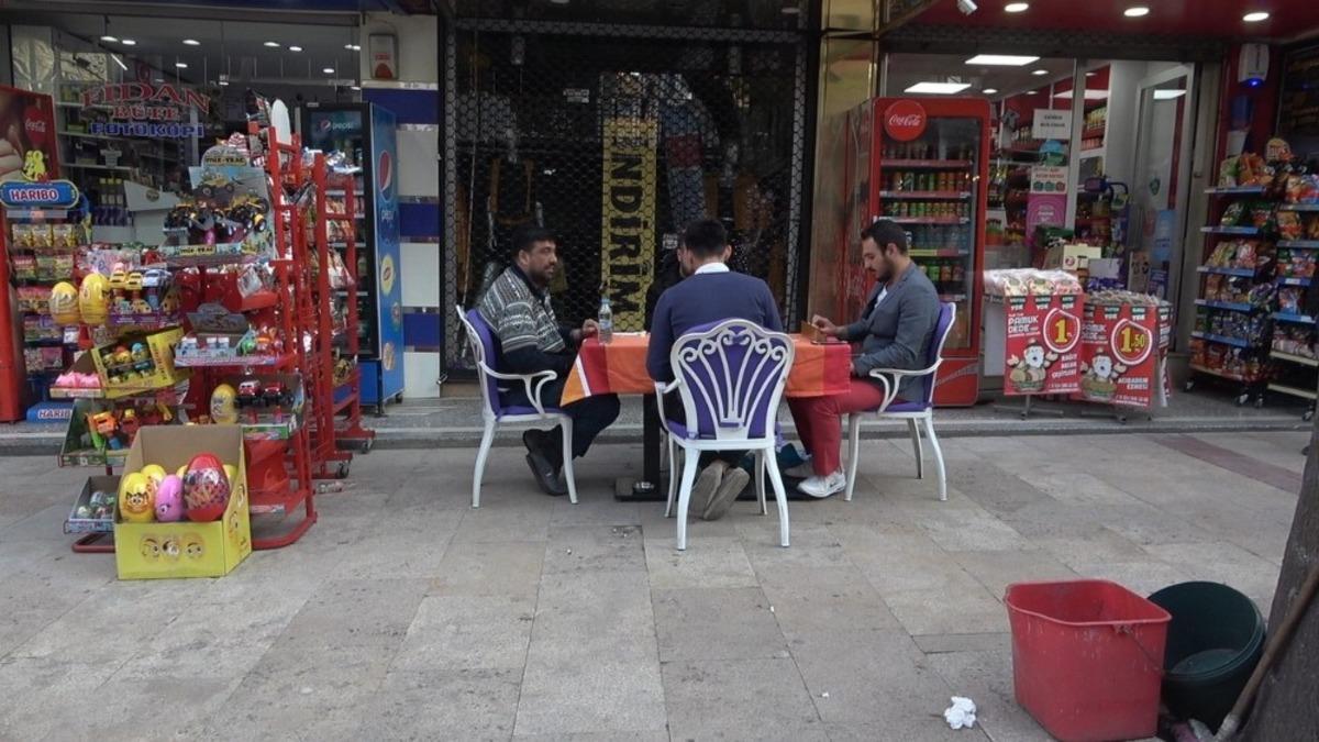 Koronavir&uuml;s uyarılarına inat... Sokağın ortasında hayrete d&uuml;ş&uuml;ren manzara! 