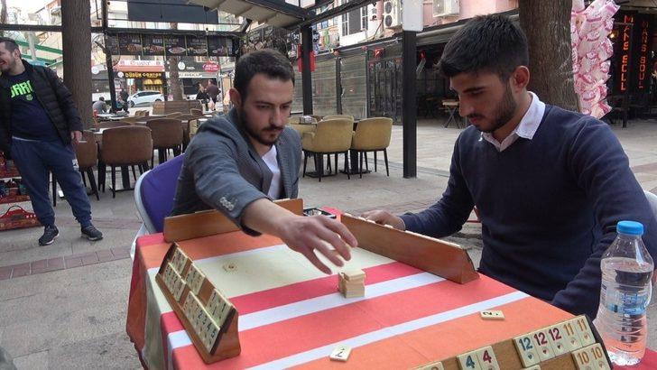 Koronavirüs uyarılarına inat... Sokağın ortasında hayrete düşüren manzara!  G1