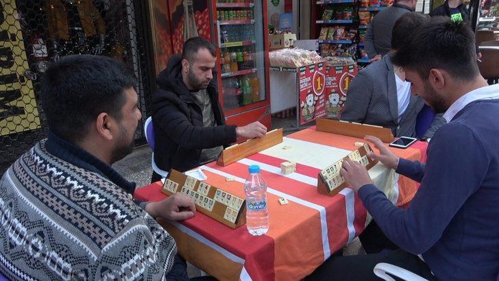 Koronavirüs uyarılarına inat... Sokağın ortasında hayrete düşüren manzara!  G2