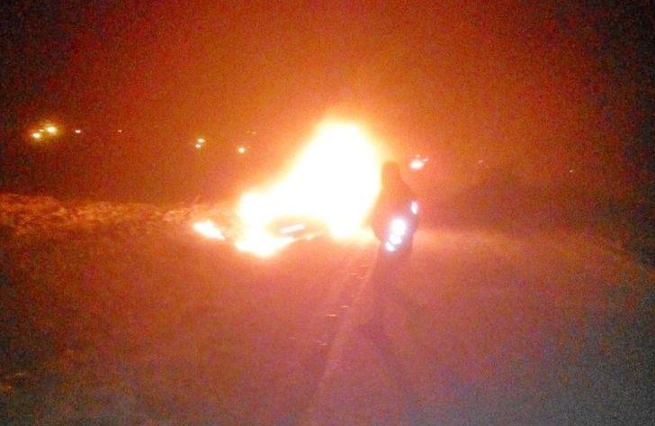 Park halindeki araç alev topuna döndü G3