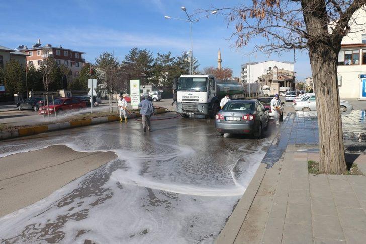 Cadde ve kaldırımlar dezenfekteli suyla temizlendi G4