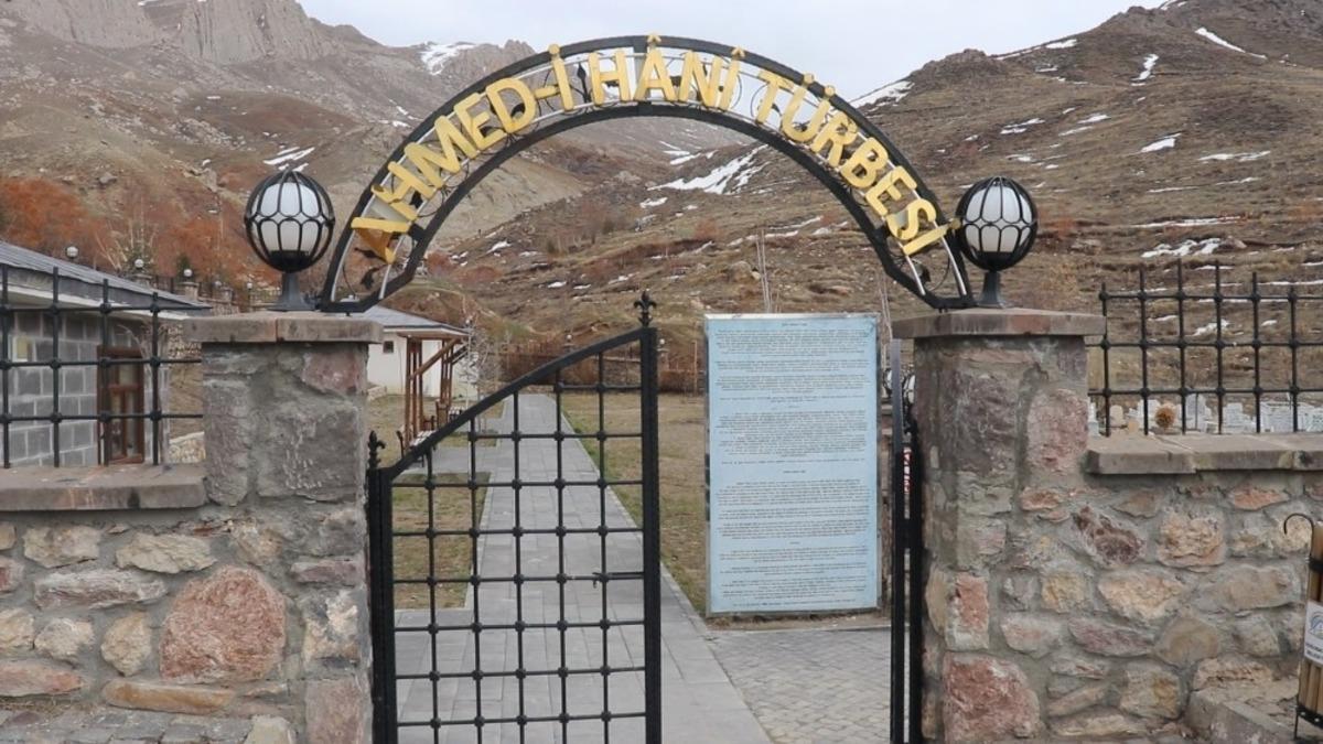 Korona vir&uuml;s nedeniyle kapatılan Ahmed-i Hani T&uuml;rbesi sessizliğe b&uuml;r&uuml;nd&uuml;