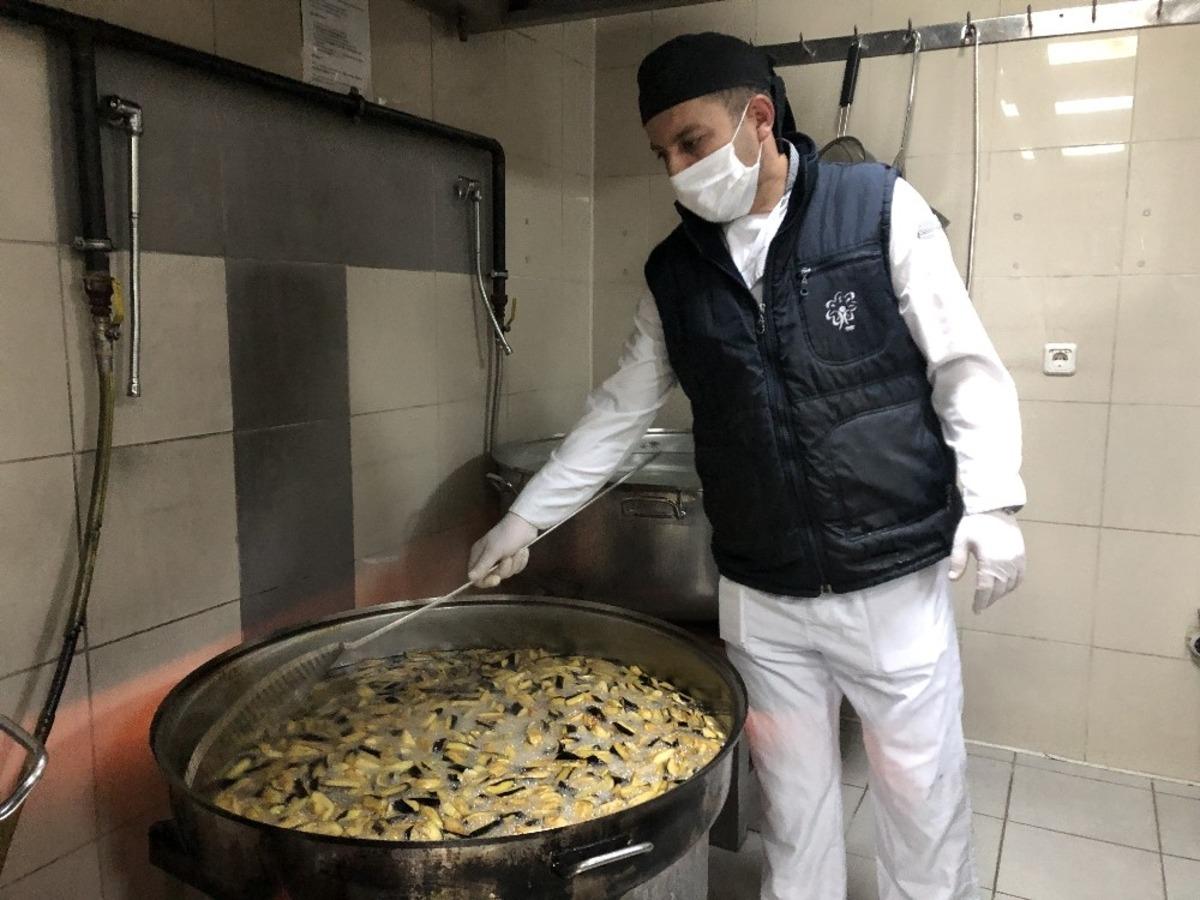 Ataşehir&rsquo;de 65 yaş &uuml;st&uuml;ne evde sıcak yemek ve ekmek desteği