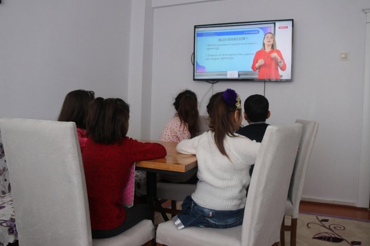 &Ccedil;ocuklar EBA ile ilk derslerini almaya başladı