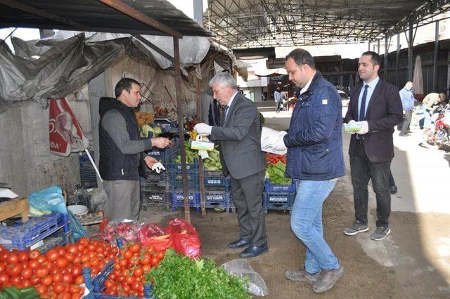 Başkan Karamehmetoğlu esnaf ve vatandaşlara eldiven dağıttı