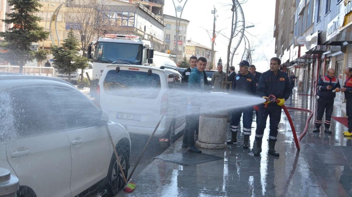 Hakkari &ccedil;arşısı k&ouml;p&uuml;kl&uuml; suyla yıkandı