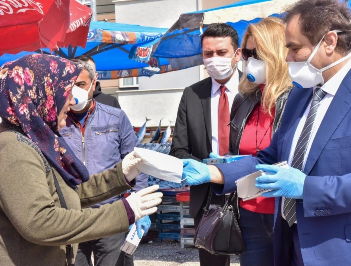 Pazarcı esnafı ile vatandaşlara maske dağıtıldı