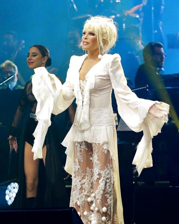 Hangi ünlü isimler sokağa çıkma yasağına takıldı G1