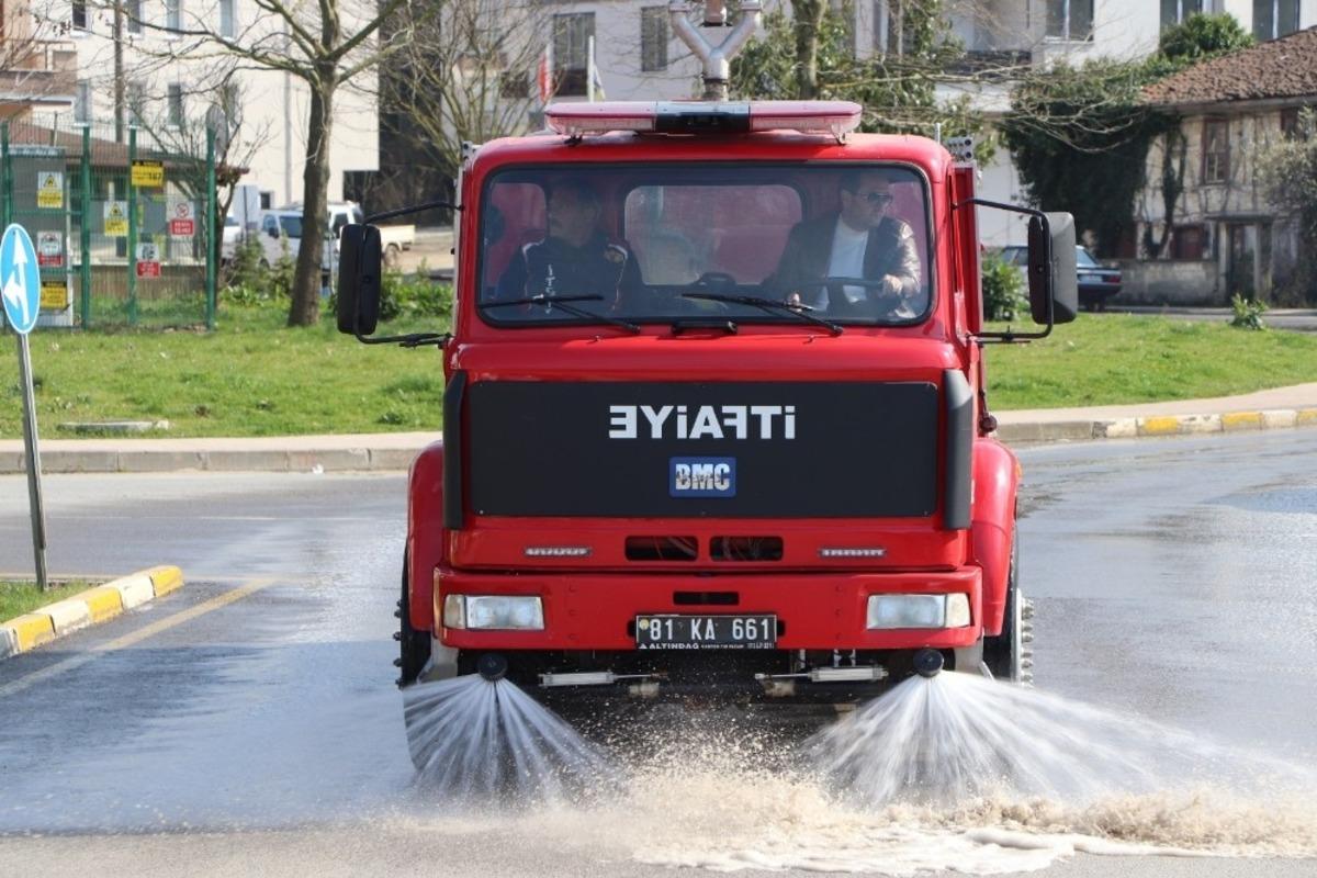 Başkan Yanmaz itfaiye aracının direksiyonuna ge&ccedil;ti sokakları yıkadı