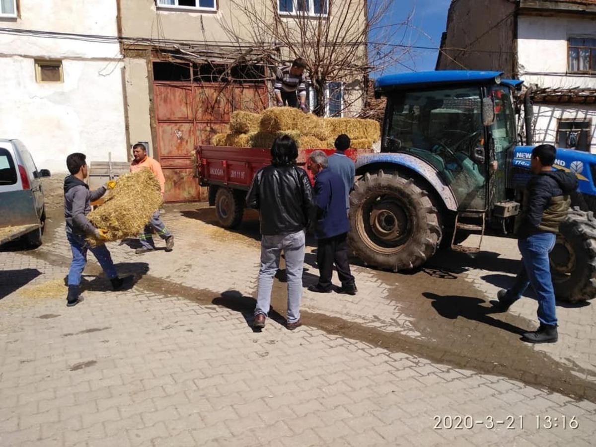 Ahırı yanan vatandaşa &Ccedil;ukurca halkından destek