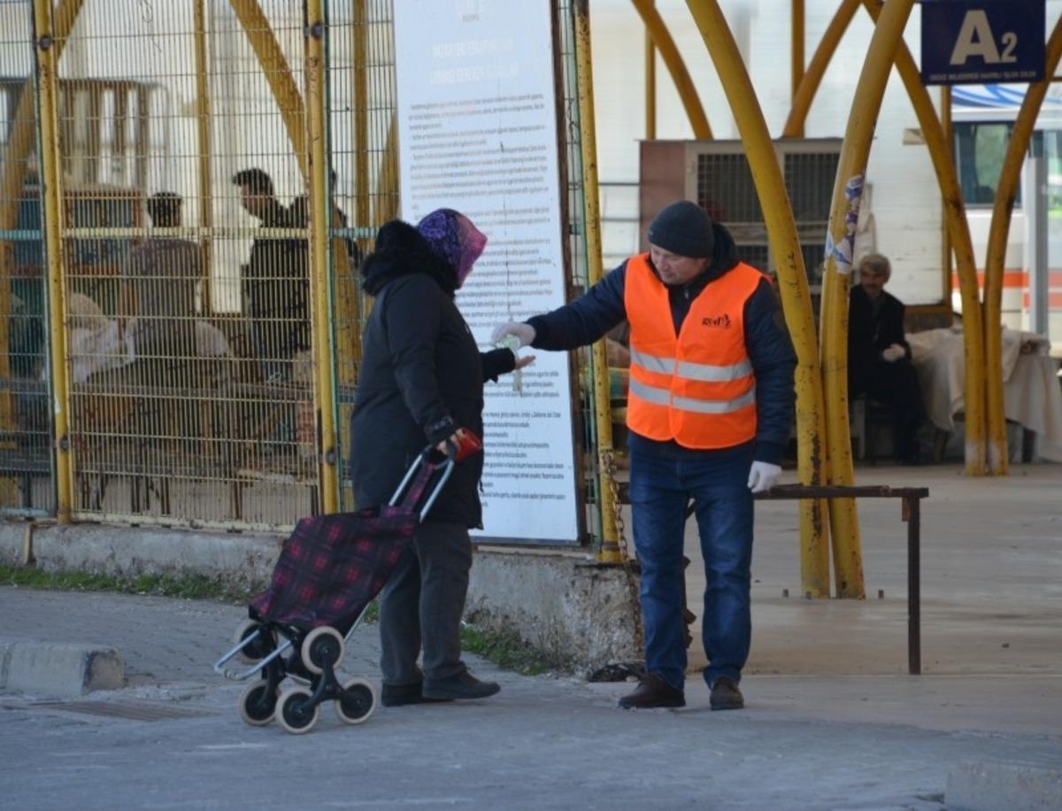 Gediz Pazarı&rsquo;nda Korona vir&uuml;se karşı kolonyalı &ouml;nlem