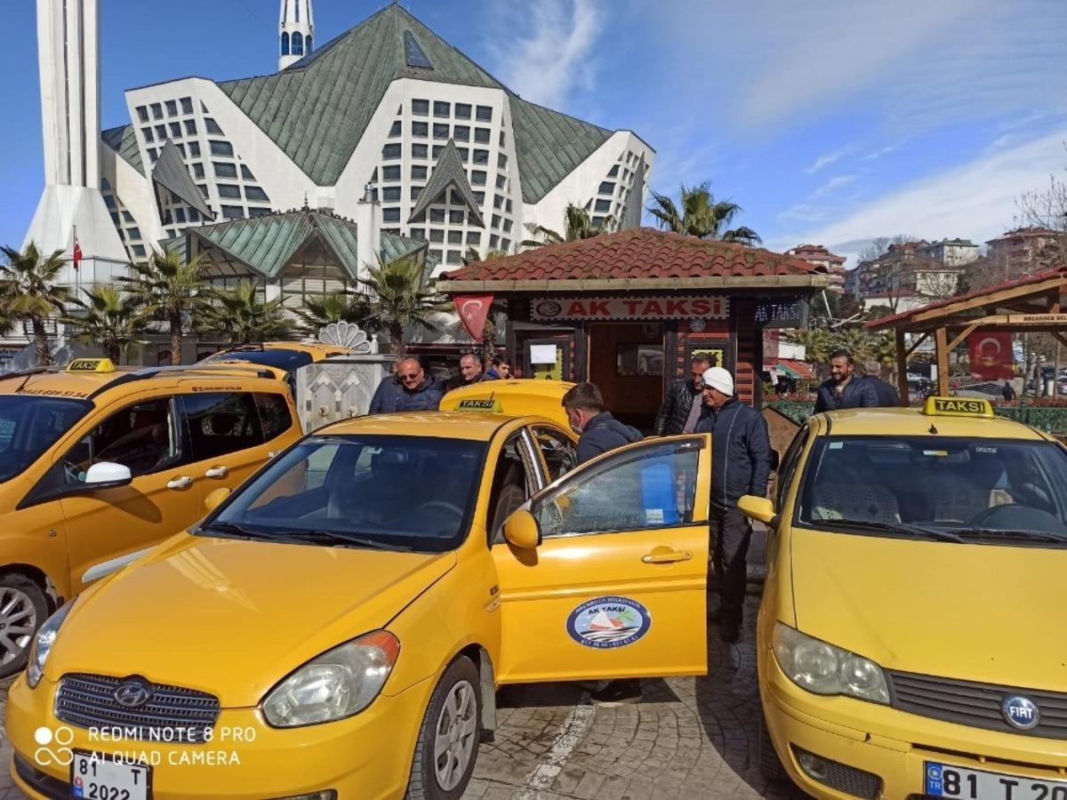 Taksi ve durakları da temizliyor