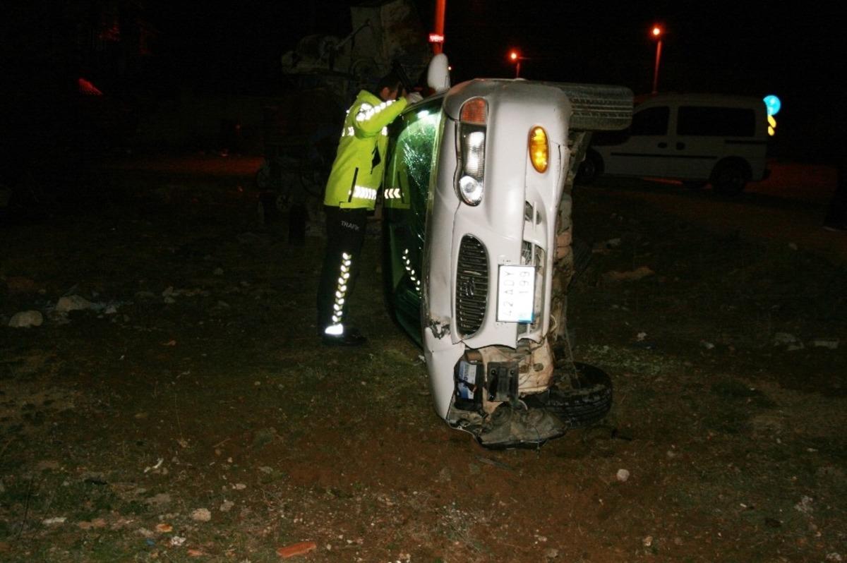 &Ccedil;ukurdan ka&ccedil;mak isterken otomobili devirdi