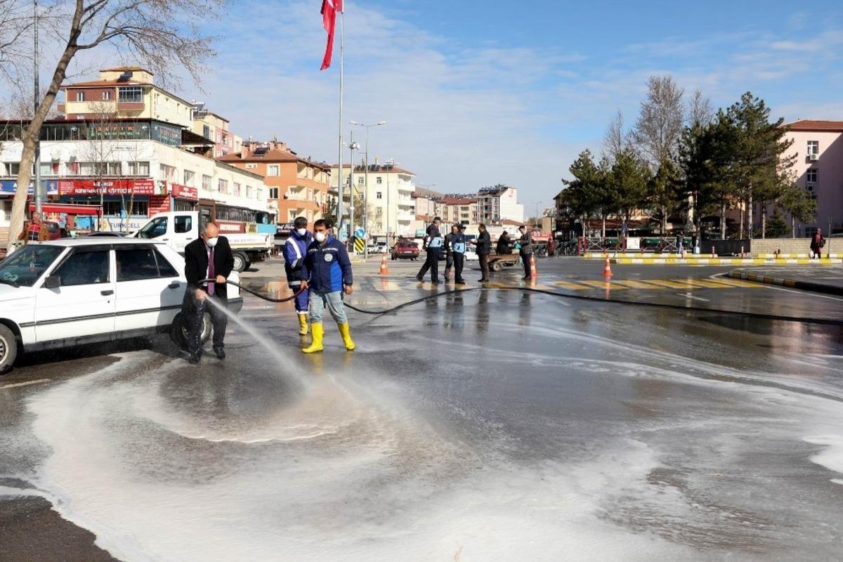 Yahyalı&rsquo;da cadde ve sokaklar deterjanla yıkanıyor