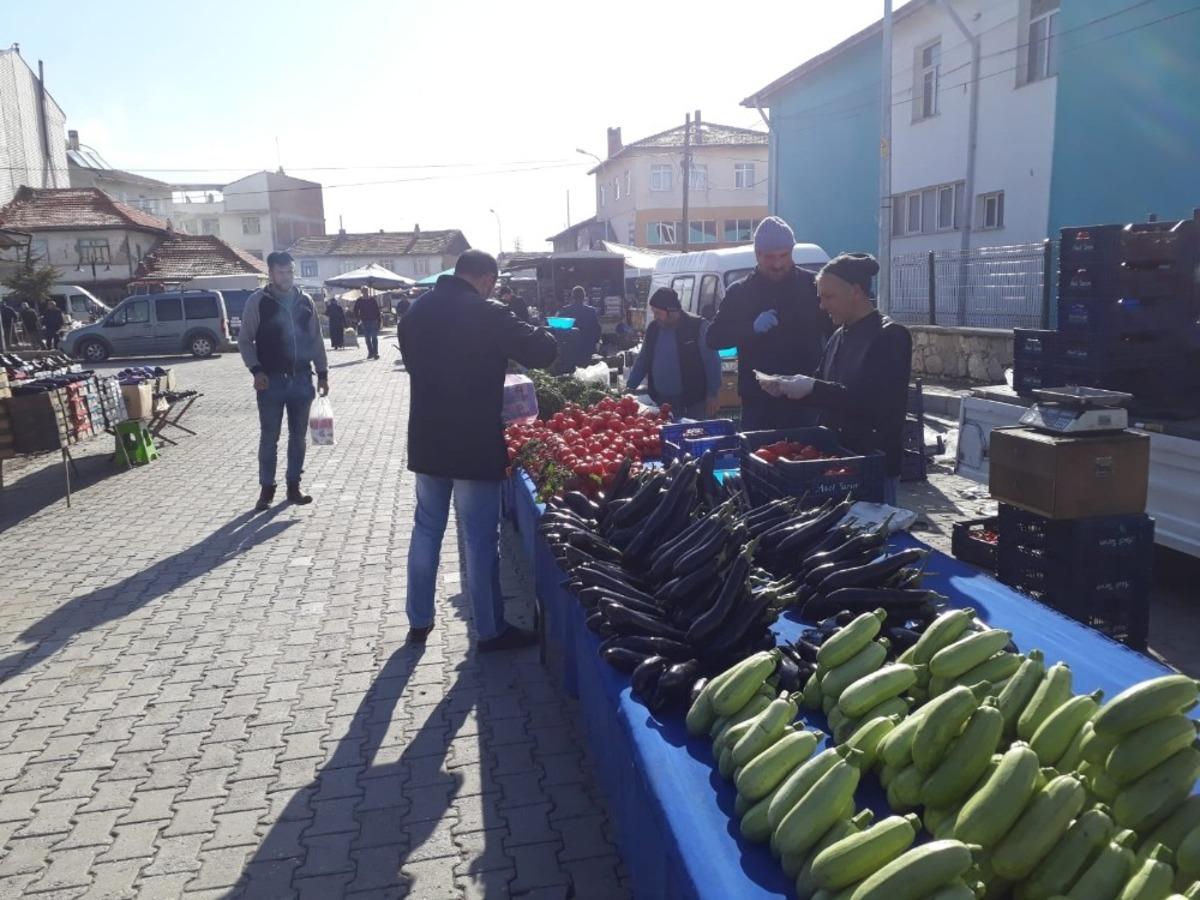 Belediye Başkanı G&uuml;rel, il&ccedil;e pazarında maske ve eldiven dağıttı