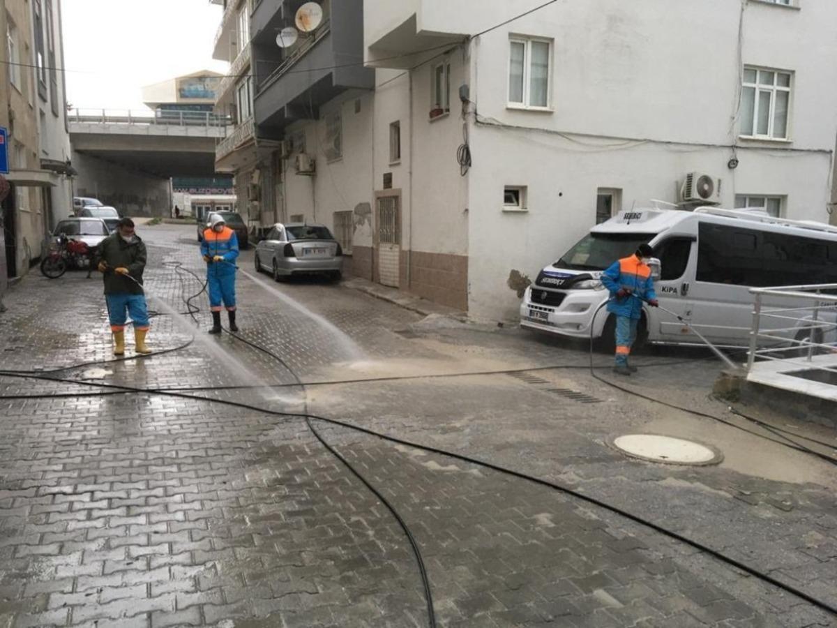 Kuşadası sokaklar her g&uuml;n dezenfekte ediliyor