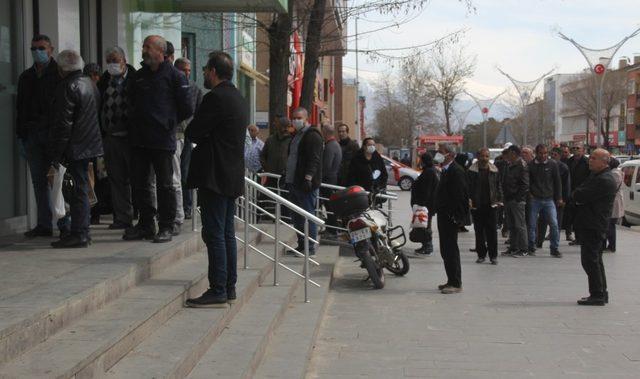 Çalışma süresi 5 saate düştü, banka önlerinde kuyruklar oluştu