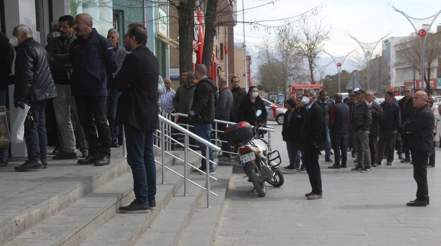 &Ccedil;alışma s&uuml;resi 5 saate d&uuml;şt&uuml;, banka &ouml;nlerinde kuyruklar oluştu