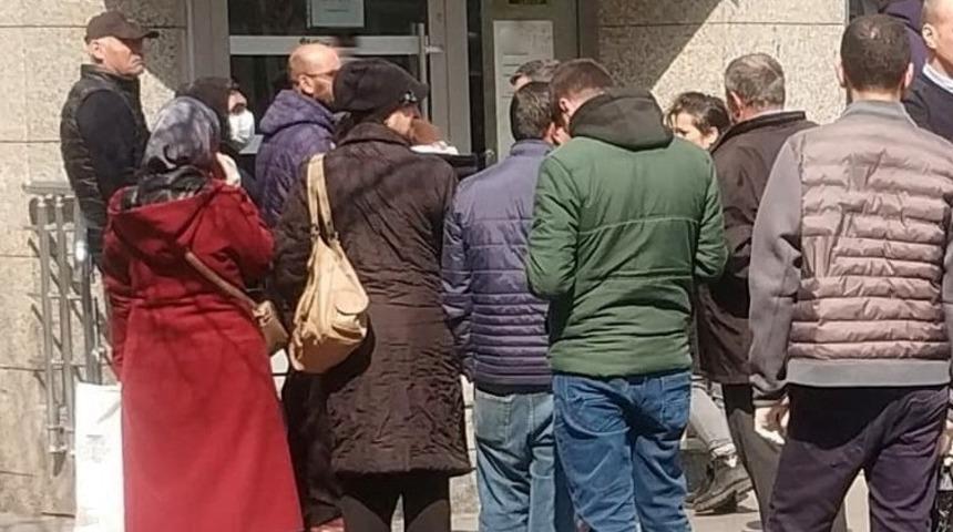 Çalışma süresi 5 saate düştü, banka önlerinde yoğunluk oluştu