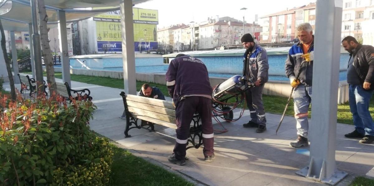 Sincan&rsquo;da meydanlarda banklar kaldırıldı