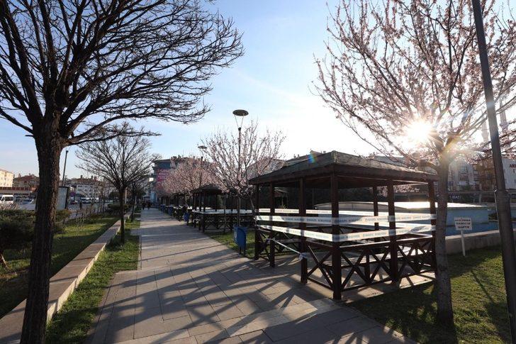 Sincan’da meydanlarda banklar kaldırıldı G3