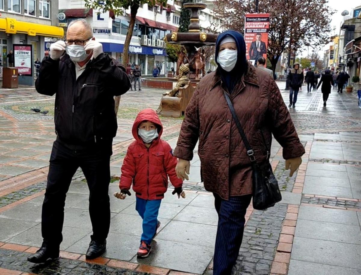 Yaşlılar yağmura ve uyarılara rağmen caddelerde