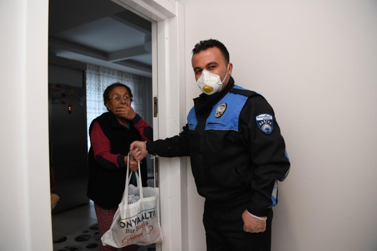 Zabıtalar yaşlıların market ihtiyacını g&ouml;r&uuml;yor