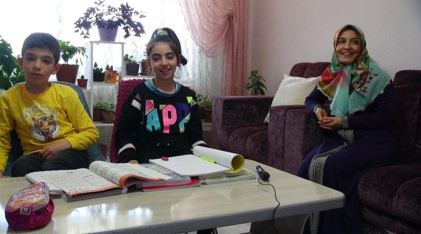 &Ouml;ğrenciler ders başı yapıp, &ldquo;Evden &ccedil;ıkmayın&rdquo; mesajı verdi